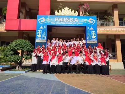Dewan Guru dan Karyawan SMA Perintis 2 Bandar Lampung Upacara Memperingati HUT ke-78 Republik Indone